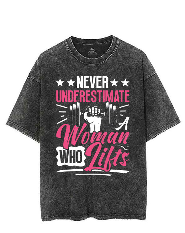 NEVER UNDERESTIMATE A WOMAN WHO LIFTS VINTAGE GYM SHIRT